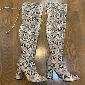 Unisa high rise lace up snakeskin pattern boots size 7.5 🐍 NWOT